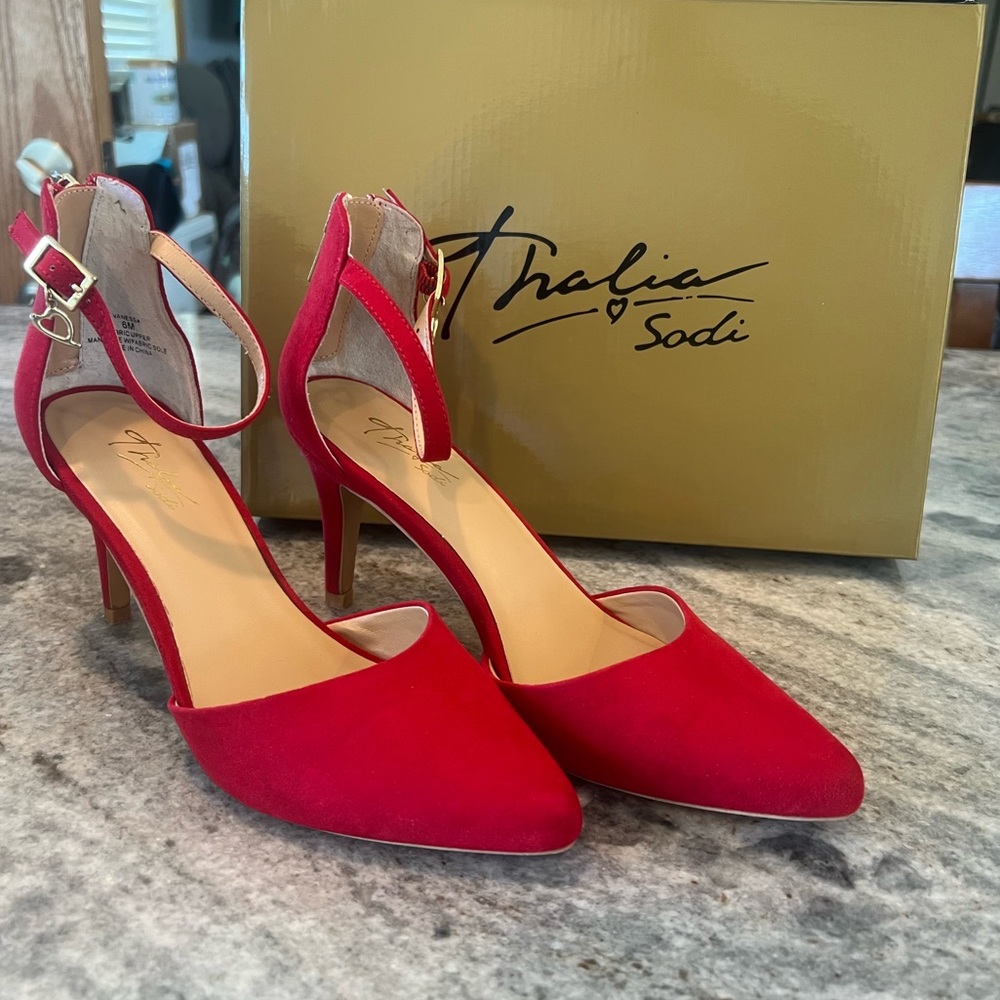 THALIA SODI size 6 Vanessa pointed toe pumps